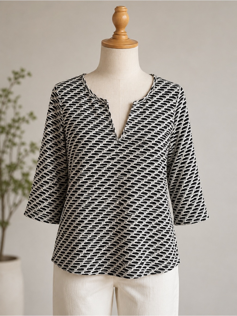 Black White Geometric Mesh Tunic Top Split Neck USA Made M